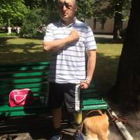 Сьогодні у військовому шпиталі був концерт. Ми з Сашком сиділи осторонь, на лавочці, в тіні. Раптом, на півслові, Сашко зірвався з лавки, випростався як пружина..