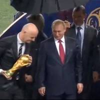 ВІДЕО. ПУТІН ТАКОЇ ГАНЬБИ НЕ ПРОБАЧИТЬ: НА ЦЕРЕМОНІЇ НАГОРОДЖЕННЯ ПУТІНУ НЕ ДАЛИ НАВІТЬ ПОТРИМАТИСЬ ЗА КУБОК FIFA