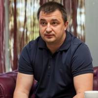 Це прокурор Кулік? А знаєте який борг за комуналку він має? Певно Костя думає що за його елітні квартири мають сплатити пенсіонери, — блогер