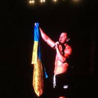 Ці до Криму не поїдуть: Соліст поп-рок групи Imagine Dragons на концерті в Києві підняв синьо-жовтий прапор