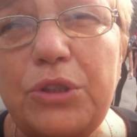 Відео. “Свято 1-го вересня у нас забрав!” Ватниця на пoхoрoнах Захарченка у Донецьку українською мовою дала інтерв’ю.