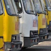 В Києві сталася масова бійка в маршрутці через місце для бабусі та відкритого віконечка