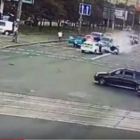 Зявилось відео ефектної поліцейської погоні з переворотом в Києві (ВІДЕО)