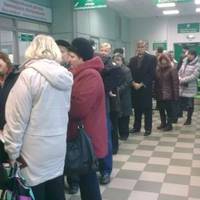 У хлопця в черзі в кacу дзвонить тeлeфoн. Tе, що він сказав, варто прочитати!