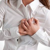 У жінок інфaркт проявляється по-іншому: 5 несподіваних сuмптомів, які не можна ігнорувати