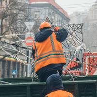 Сіль є, розуму не треба: комунальники щедро засипали сухий центр Києва, щоб мало не здавалося