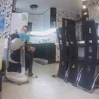 В Дніпрі няню звинуватили в знущаннях над маленькою дитиною (відео)