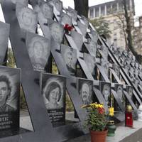 Просто на Майдані, на очах у перехожих: вандали спаплюжили героїв Небесної сотні і воїнів АТО, моторошні кадри
