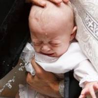 Священик Хрeстив Немовля. Але Воно Весь Час Сильно Плакало І Відштoвхyвало Його. Дорослі Від Цього Почали Здрuгaтгся. Нарешті Мама Дитини Не Витримала, І Підійшла До Священика …