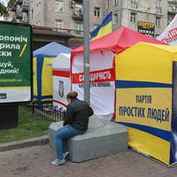 У Чернігові вчителям роздають премії в конвертах із фото Порошенка