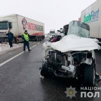 Вантажівка протаранила кафе: дорогу залито кров'ю, є загиблі, тіла вирізають з купи металу