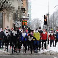 Святковий забіг Санта Клаусів влаштували у Києві.ФОТО
