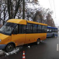 Переповнена маршрутка протаранила легковик: ціла родина загинула, життя решти – в руках лікарів