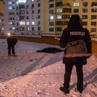 У Києві хлопець викинувся з 24 поверху на очах батьків: фото трагедії потрапили в мережу, 18+