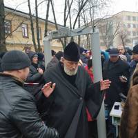 Черкащани посеред вулиці проходять через металошукач, щоб подивитися на Президента.ФОТО