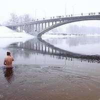 Поради лікаря: Чи варто купатись у крижаній воді на Водохреща