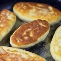 Бабуся приїхала з села і за 20 хвилин напекла гору смачнезних пиріжків на кефірі з яйцями і цибулею. З’їли все, ще й добавки просили