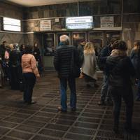 У київському метро пасажир впав з платформи на рейки на станції метро 