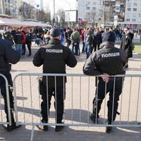 Під ЦВК побільшало молодиків, які гуртуються біля наметів 