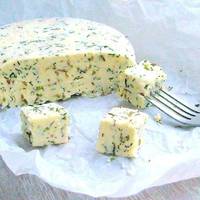 Домашній сир із зеленню і кмином