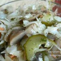 Салат з квашеною капустою і грибами