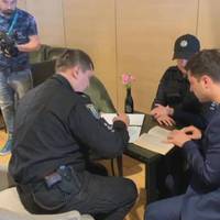 Терміново! — До штабу приїхала поліція. Зеленському виписують штраф (ФОТОФАКТ)