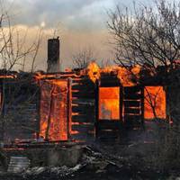 Перекинувся на село. Масштабна пожежа охопила 27 будівель. Задіяли усіх (ФОТО)