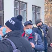 «Готові захищати волю України»: у Києві біля військкомату вишикувалася велика черга, відео