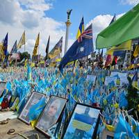 Виходець з України, він переїхав до Португалії в молодому віці, шукаючи кращого життя. Там він знайшов роботу, одружився, і збудував власну родину. Його серце завжди залишалося в рідній Україні, і він