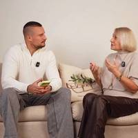 Тарас Цимбалюк показав свою маму-красуню й розсекретив її професію