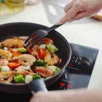 Їжа часто прилипає до сковорідки? Шеф-кухар назвав дієвий спосіб