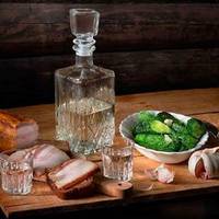 Чим закушувати горілку не можна: багато хто саме цим і заїдає.