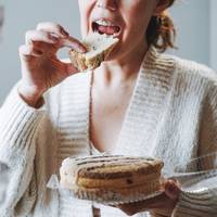 Чому ми їмо багато цукру та як зменшити тягу до солодкого. Дієві поради та рекомендації