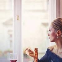 Що насправді їдять жінки за 40, щоб мати вигляд на 20: перевірені секрети вічної молодості